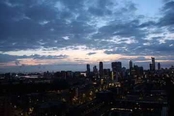 Obraz premium Captivating Sunset Views of Rotterdam – City Skyline at Dusk