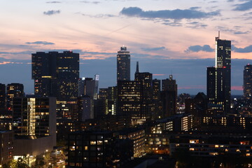 Obraz premium Captivating Sunset Views of Rotterdam – City Skyline at Dusk