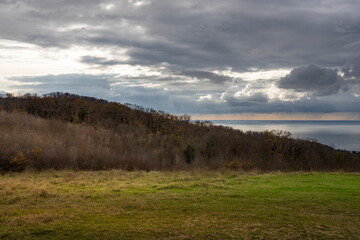 Obraz premium Cloudy sky with a mountain in the background