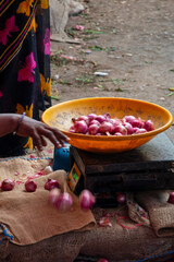 garlic on market scales