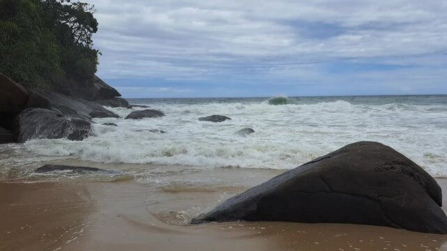 nuvens de tempestade se aproximando da praia, em Ubatuba, litoral norte do estado de S&atilde;o Paulo, Brasil