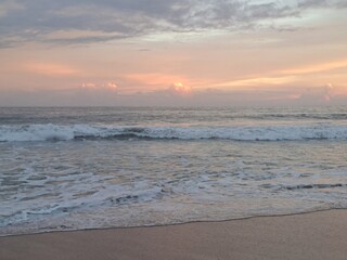 Um pôr-do-sol durante um dia nublado com muitas cores no céu, na praia do Félix, em Ubatuba, litoral norte paulista, Brasil.