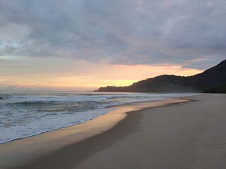 Um pôr-do-sol com muitas cores no céu, na praia do Félix, em Ubatuba, litoral norte paulista, Brasil.