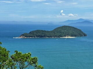 Uma linda vista do mar e de da ilha do Prumirim obtida do alto de um morro, em Ubatuba, litoral...