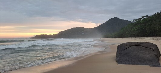 O anoitecer com muitas cores no céu, na praia do Félix, em Ubatuba, litoral norte paulista, Brasil.