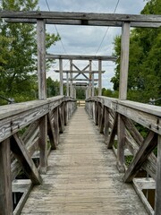 Obraz premium Wooden suspension bridge crossing Pochuck Creek along the Appalachian Trail 