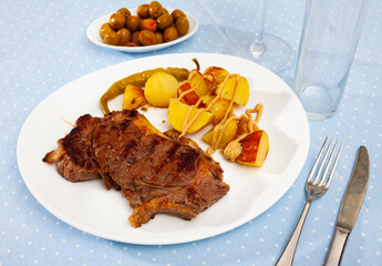 Grilled beef tenderloin steak with potato and pepper