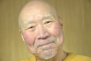 髭面の老人の笑顔