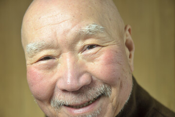 髭面の老人の笑顔