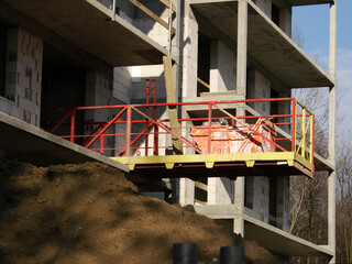 Budowa domu wielorodzinnego (bloku). Widok bloku podczas budowy, stan surowy, bez okien i wykończonej elewacji © tomo81