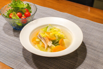 野菜たっぷりのスープとサラダが並ぶ食卓