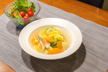 野菜たっぷりのスープとサラダが並ぶ食卓