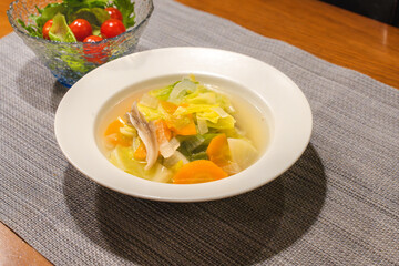 野菜たっぷりのスープとサラダが並ぶ食卓