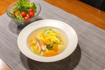 野菜たっぷりのスープとサラダが並ぶ食卓