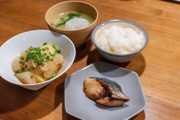 肉じゃがと鰤の照り焼きが並ぶ夕食の食卓