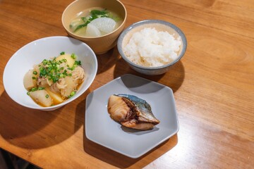 肉じゃがと鰤の照り焼きが並ぶ夕食の食卓