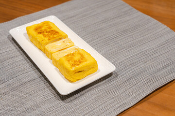 ふんわり卵焼きのカット断面が美しい一品料理