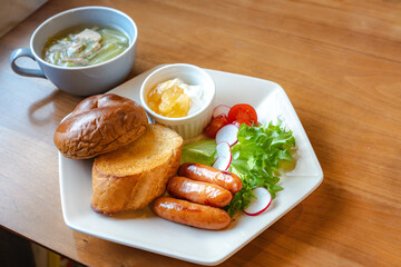 洋風朝食プレートと温かいスープのセット