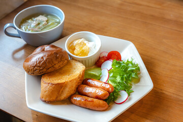 洋風朝食プレートと温かいスープのセット