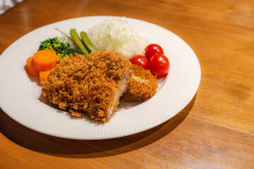 サクサクのとんかつと彩り豊かな野菜の盛り合わせ