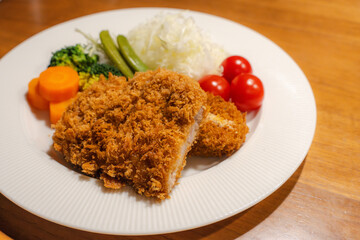 サクサクのとんかつと彩り豊かな野菜の盛り合わせ