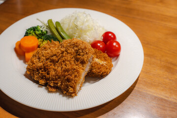 サクサクのとんかつと彩り豊かな野菜の盛り合わせ