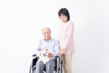 犬を飼う高齢の夫婦