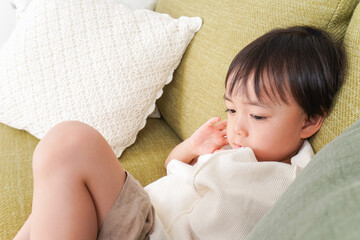ソファで寝る男の子