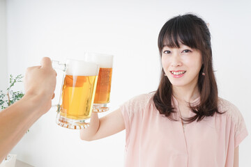 ビールを飲む若い女性 © maroke