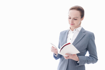 読書をするスーツを着たビジネスウーマン