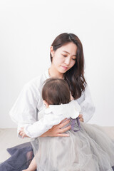 お母さんと家で遊ぶ赤ちゃん