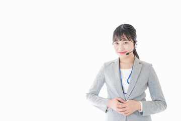 笑顔で対応をするコールセンターの女性