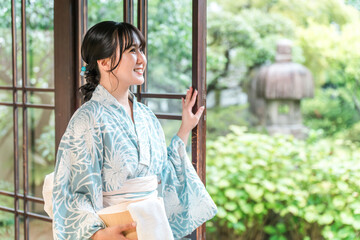 温泉・温泉旅館・銭湯に宿泊する浴衣を着た女性
