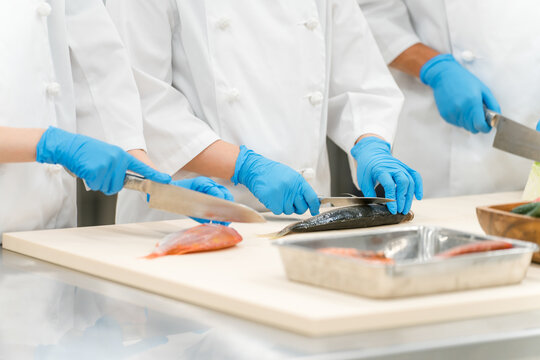 水産加工・鮮魚を捌く作業者・調理スタッフの手元（食品加工・セントラルキッチン・専門学校）
