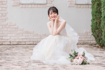 Fototapeta premium 結婚式場のガーデンでウェディングフォトを撮る花嫁・新婦の女性 