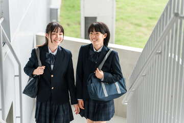 登校・下校・通学する小学生・中学生・高校生（階段）

