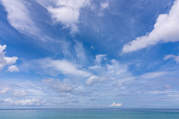 Obraz premium Beautiful blue sky white clouds over sea ocean background