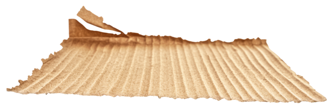 Zerknittertes Wellpappe-Stück, freigestellt auf transparentem Hintergrund.