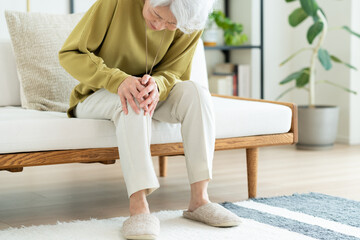 膝が痛いシニアの女性