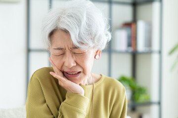 歯が痛いシニアの女性