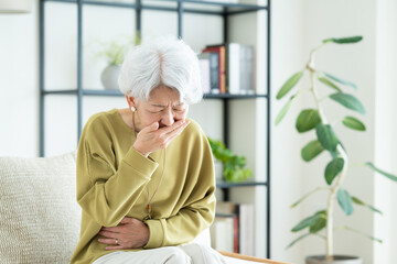 体調不良のシニアの女性