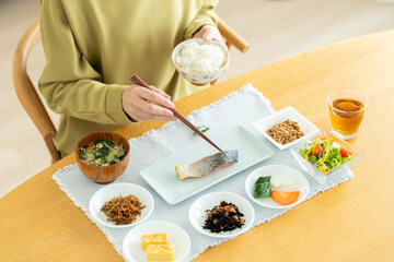 朝食を食べるシニアの女性