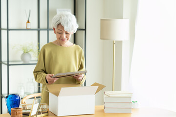 遺品整理をするシニアの女性