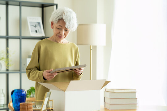 遺品整理をするシニアの女性