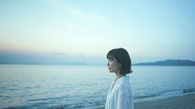 海を見つめる女性