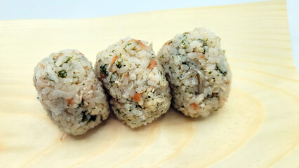 混ぜおむすび・おにぎり・梅干しとちりめんじゃこと青海苔のおむすび／Mixed rice balls, rice balls, pickled plums, dried small sardines and green seaweed rice balls／혼합 기저귀 · 주먹밥 · 매실 말린 국물과 아오이 이끼의 기저귀