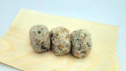 混ぜおむすび・おにぎり・梅干しとちりめんじゃこと青海苔のおむすび／Mixed rice balls, rice balls, pickled plums, dried small sardines and green seaweed rice balls／혼합 기저귀 · 주먹밥 · 매실 말린 국물과 아오이 이끼의 기저귀