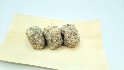 混ぜおむすび・おにぎり・梅干しとちりめんじゃこと青海苔のおむすび／Mixed rice balls, rice balls, pickled plums, dried small sardines and green seaweed rice balls／혼합 기저귀 · 주먹밥 · 매실 말린 국물과 아오이 이끼의 기저귀