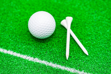 ゴルフボール と ティー と 芝生 【 golf の イメージ 】