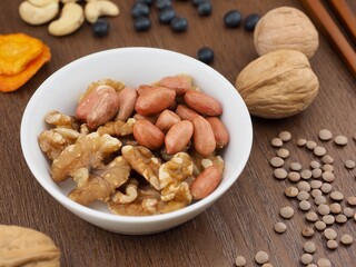 다양한 견과류와 채소과자, 콩